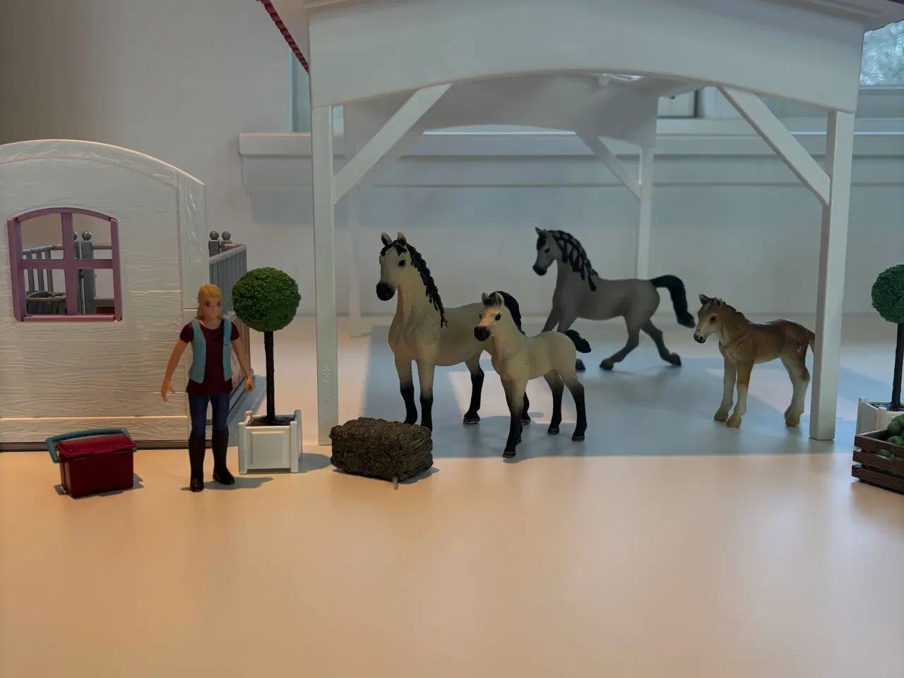 Billede 1 - Schleich stald område med 7 stk  heste