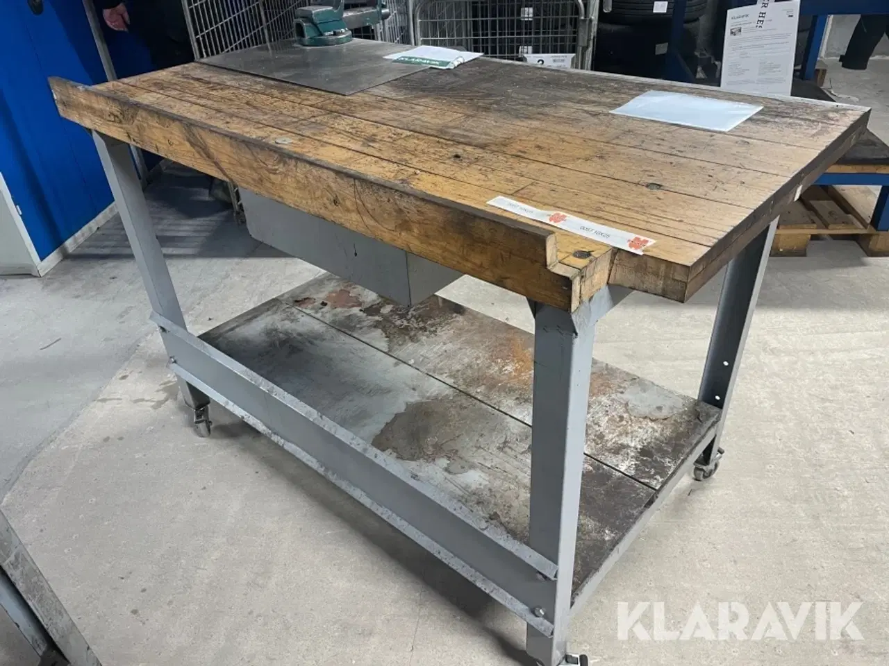 Billede 3 - Arbejdsbord på hjul med skruestik
