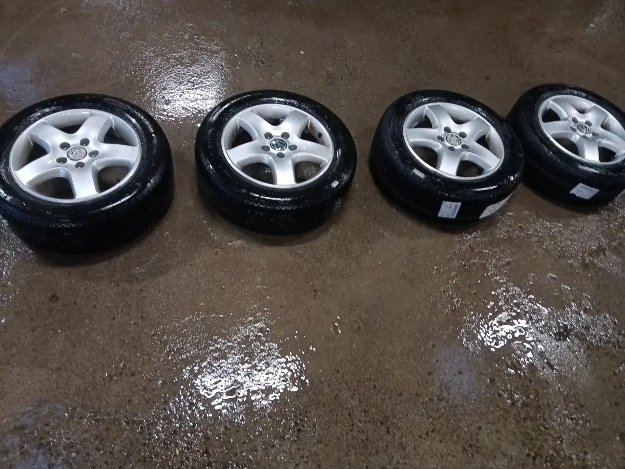 Billede 3 - Alufælge til VW T5/T6 med nye helårsdæk 