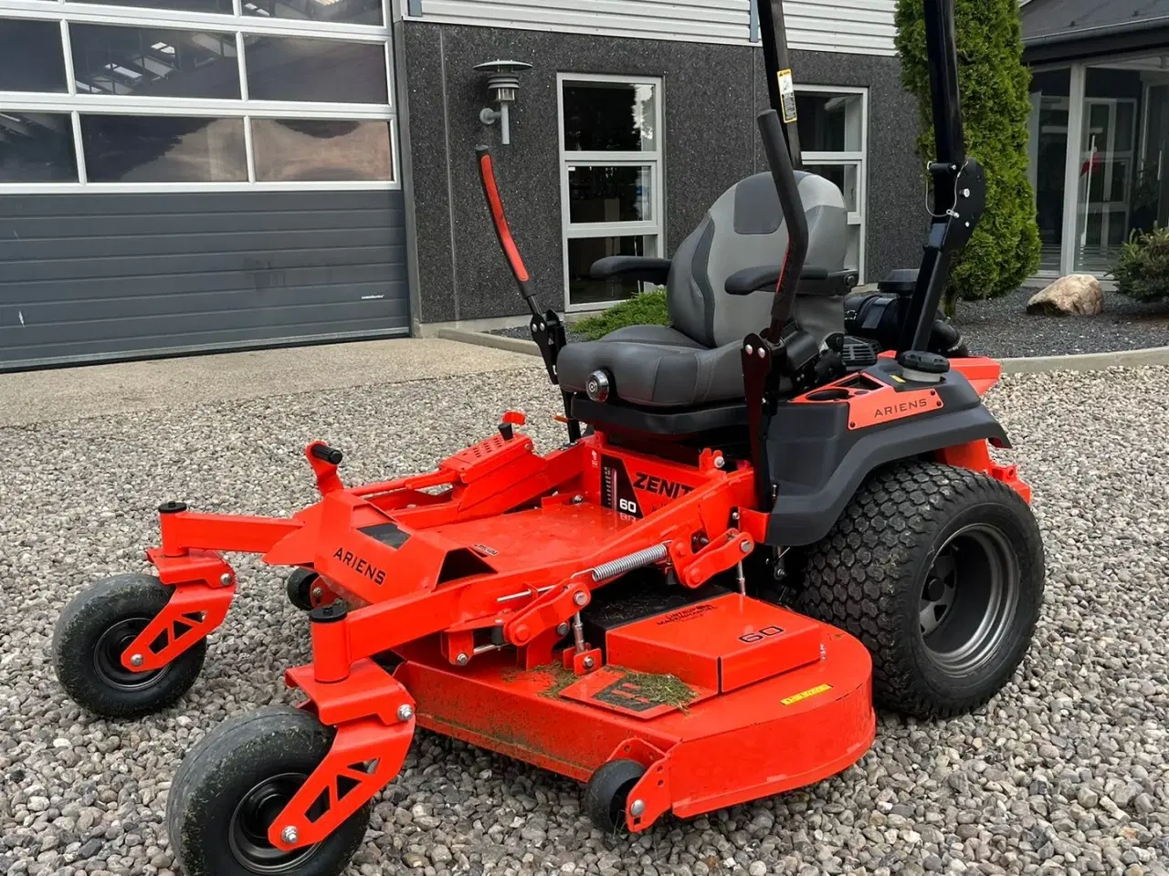 Billede 6 - Ariens Zenith 60 SD Top professionel maskine med stor 2 cylindret Kawasaki motor.