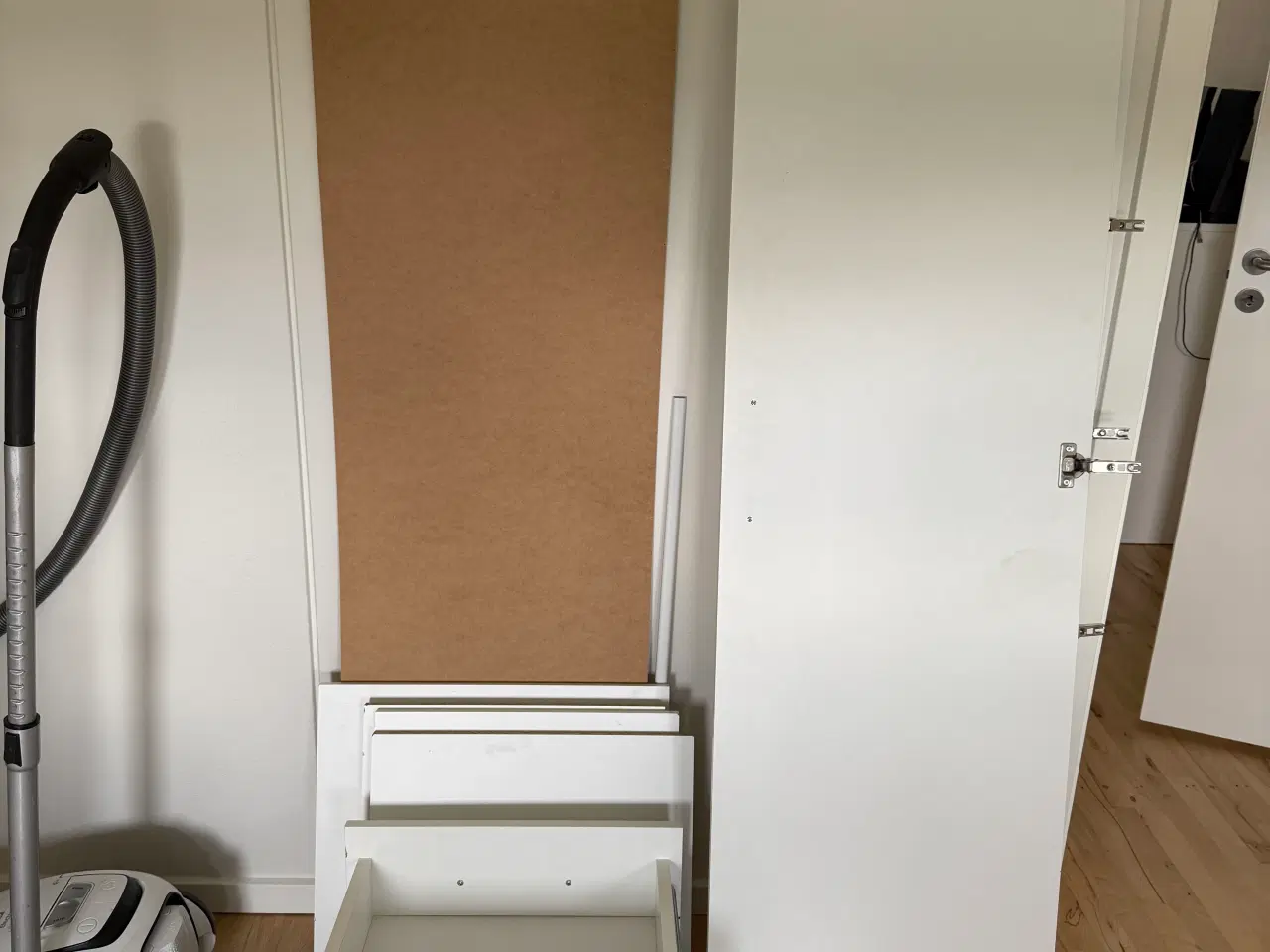 Billede 4 - Jysk Garderobeskab med skuffer, hylder og tøjbøjle