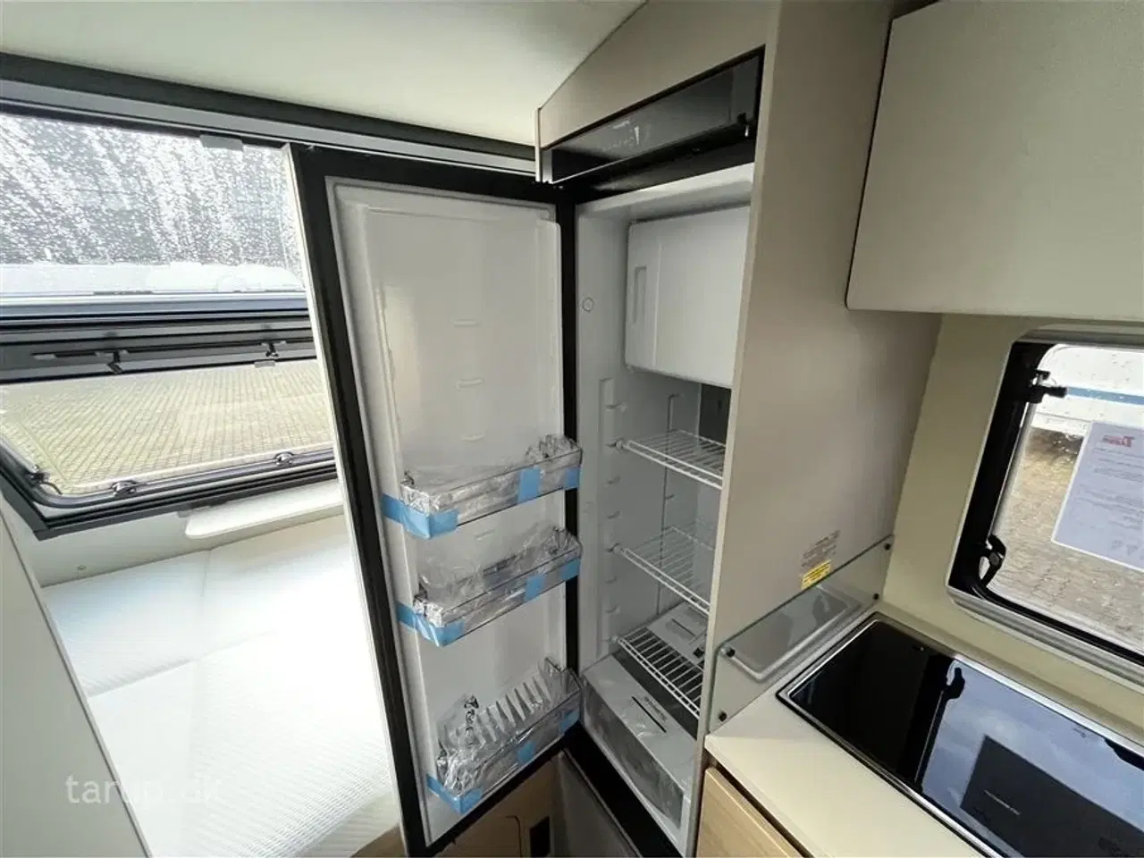 Billede 13 - 2026 - Adria Action 391 PD   Tværstillet dobbeltseng, L-siddegruppe, LED-kanallys, TV-holder,  alufælge, panorama-vindue, stort køleskab, el-gulv-varme, Truma Combi 4