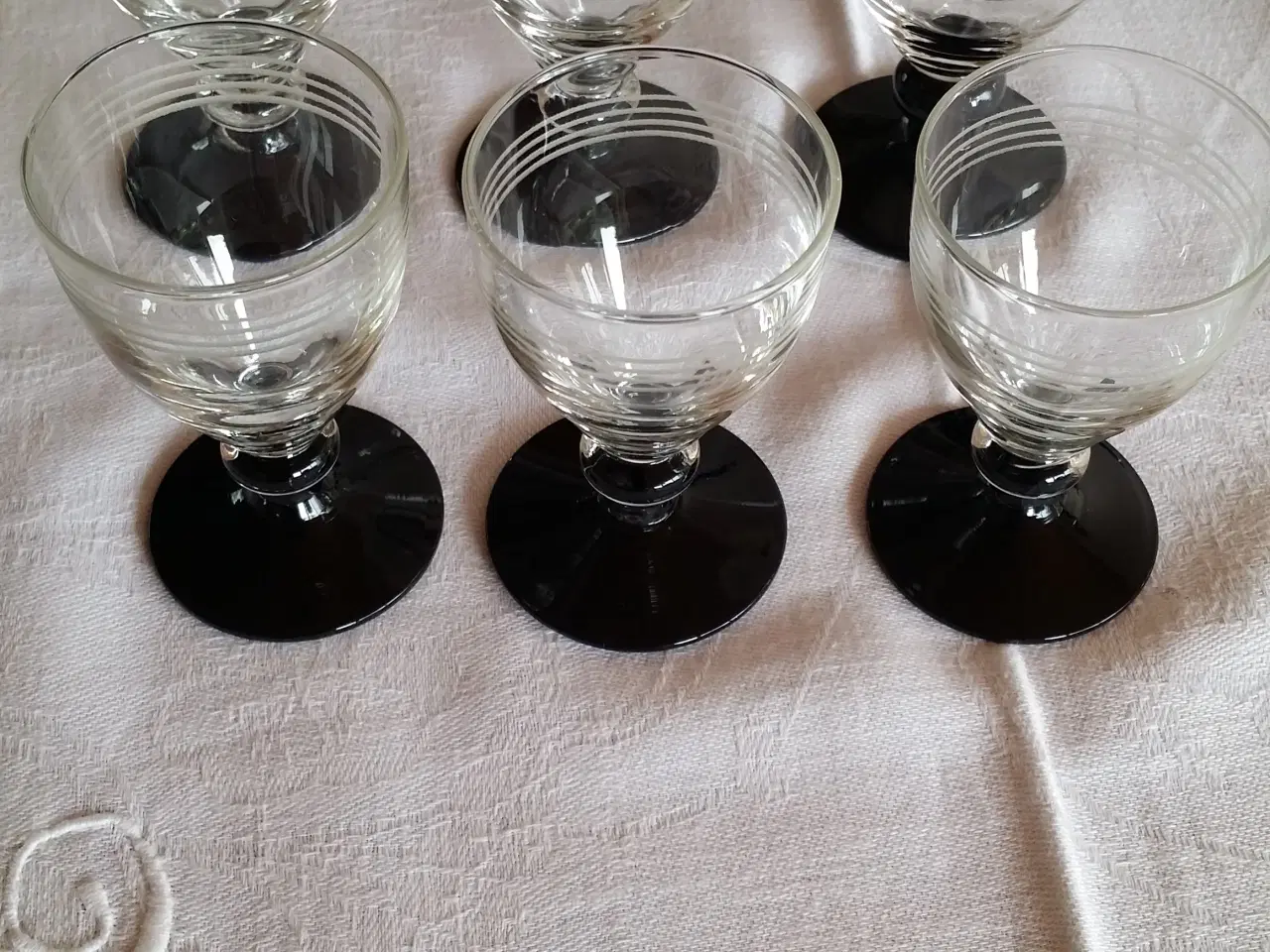 Billede 1 - 7  Holmegaard glas på sort fod er fra 1930èrne.