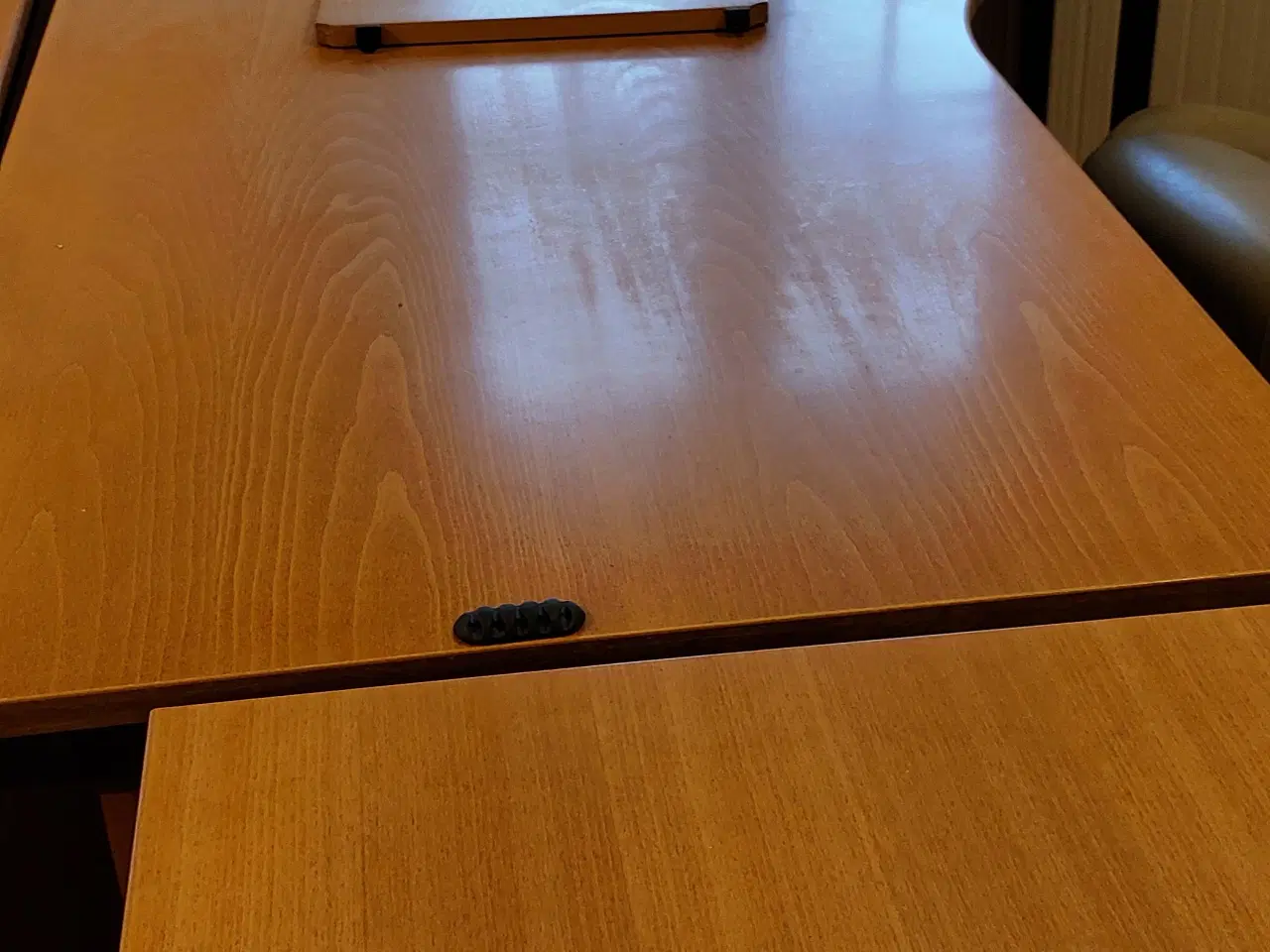 Billede 4 - 2 skriveborde samt 2 kontorstole bortgives