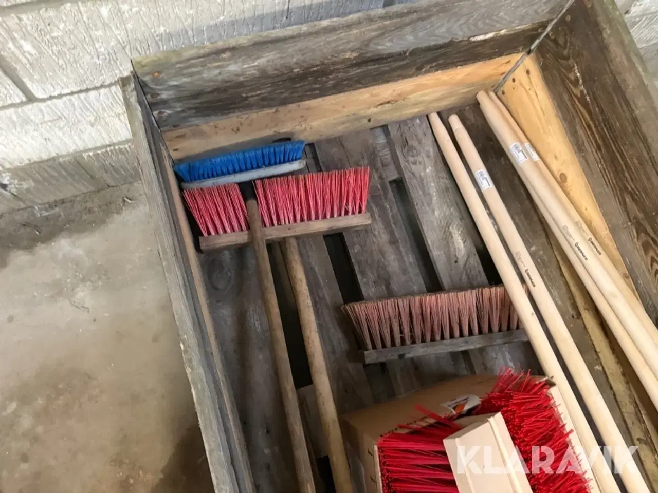 Billede 10 - Lot med koste og retteskinner 2 paller