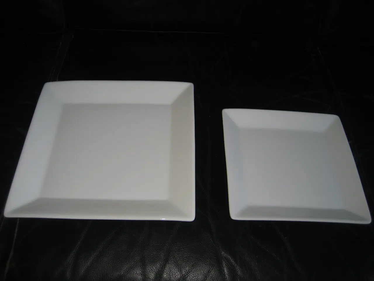 Billede 2 - Firkantede, hvide tallerkener
