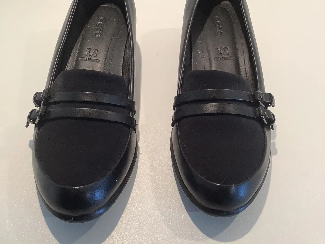 Billede 2 - Superflot og anvendelig sort Ecco sko