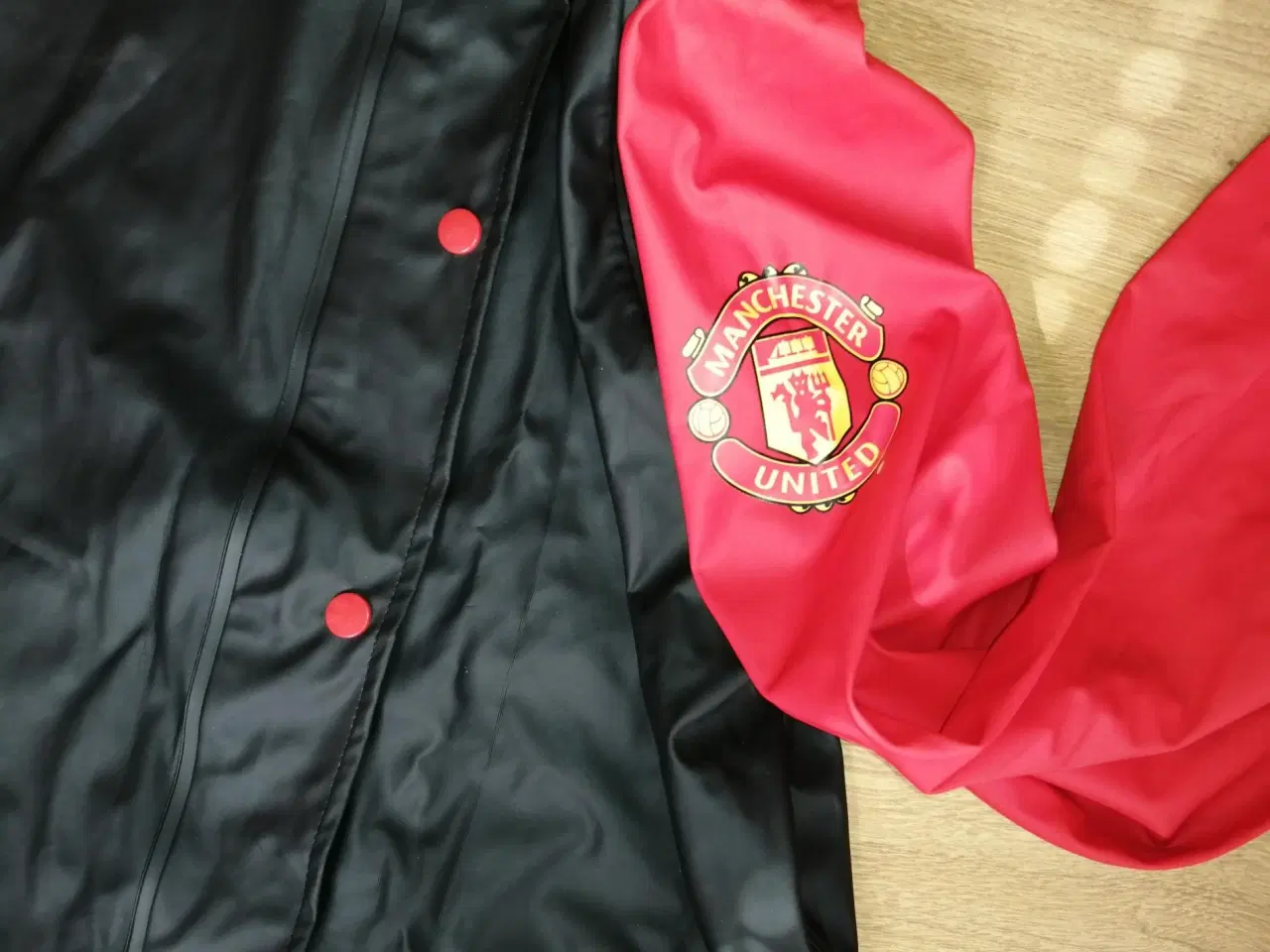 Billede 3 - MANCHESTER UNITED BLØD VANDTÆT GUMMI REGN JAKKE