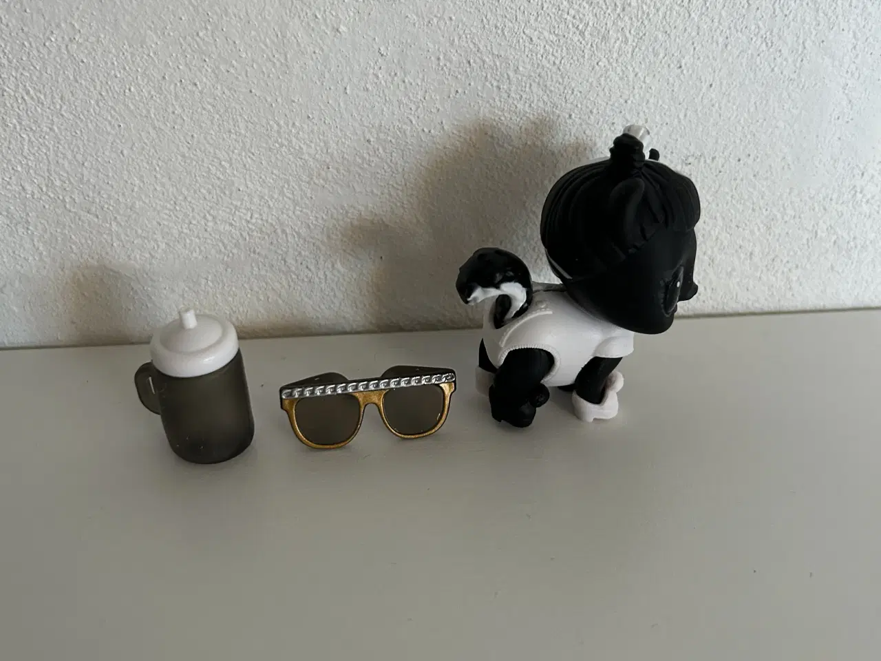Billede 2 - L.O.L figur med tilbehør