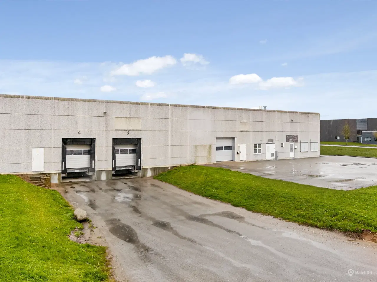 Billede 16 - Højloftet lagerhal med to læsseramper