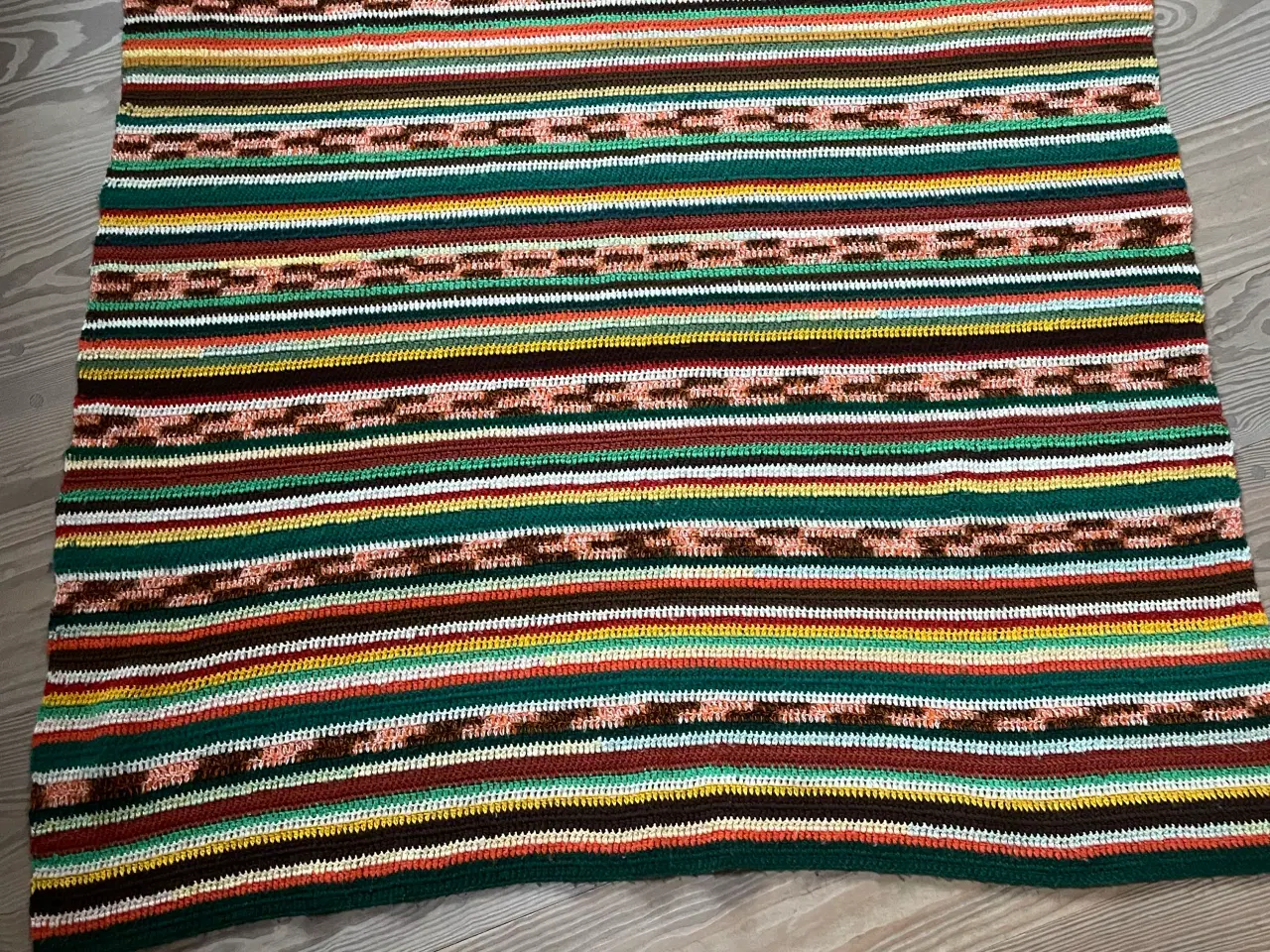 Billede 1 - Hæklet tæppe i uldgarn