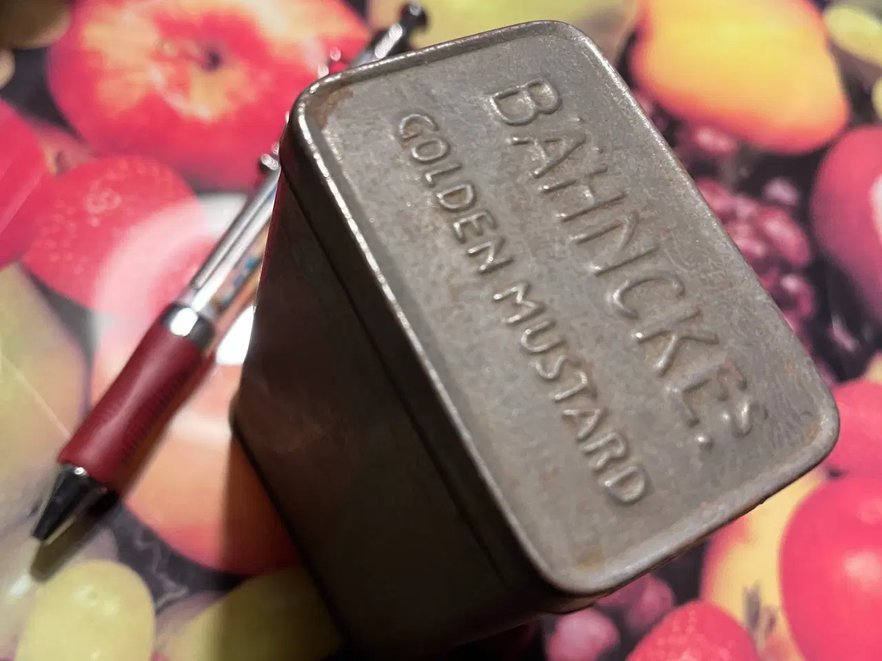 Billede 1 - Meget gl. senneps-blik-dåse. Giv bud.