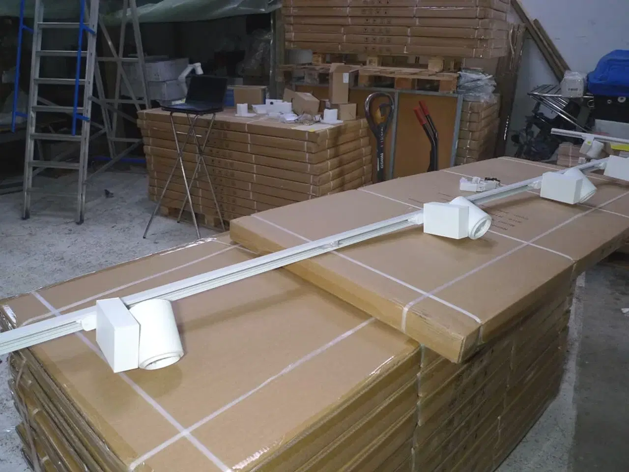 Billede 6 - 230V lysskinne 300cm hvid m/4 stk. lamper + monteringstilbehør