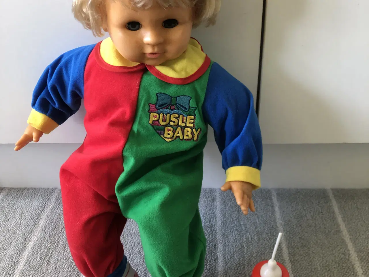 Billede 1 - Sød puslebaby-dukke sælges
