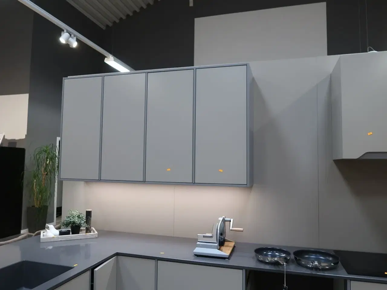 Billede 14 - Køkken NORDANRO uden hårdehvidearer/armatur med stenbordplade SILESTONE