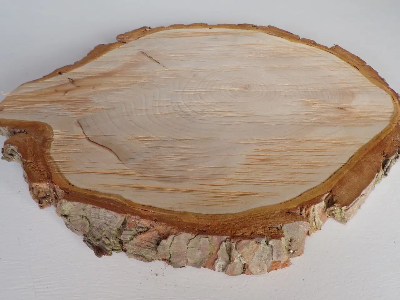 Billede 3 - NY Thuja Træskive med bark 32,5 cm lang