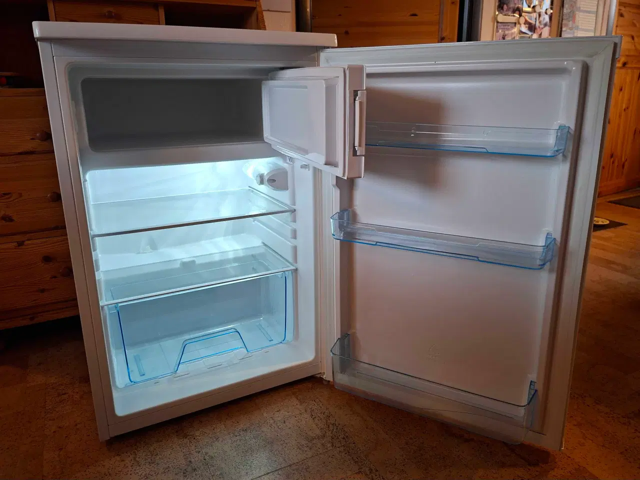 Billede 3 - Lille ELVITA Køleskab med fryseboks