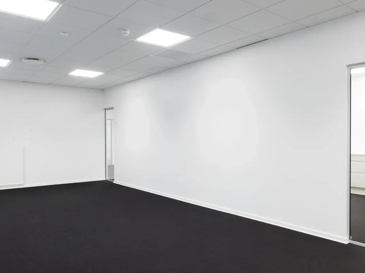 Billede 8 - I denne moderne flerbrugerejendom udbydes lyse og indbydende kontorlejemål i varierende størrelser der passer perfekt til virksomheder i alle størrelser