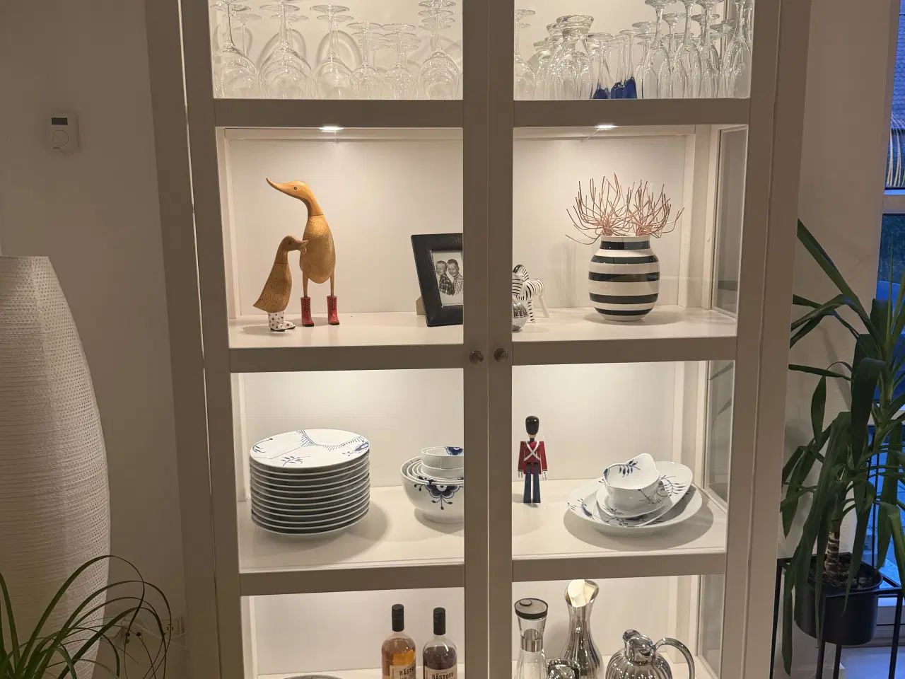 Billede 1 - Flot hvid vitrine med lys