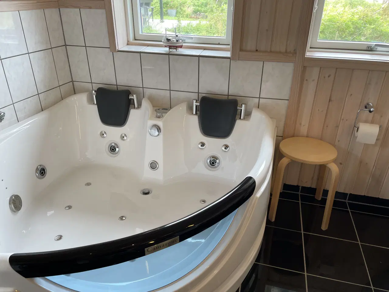 Billede 2 - Afhent gratis (fungerende) hjørne spa badekar