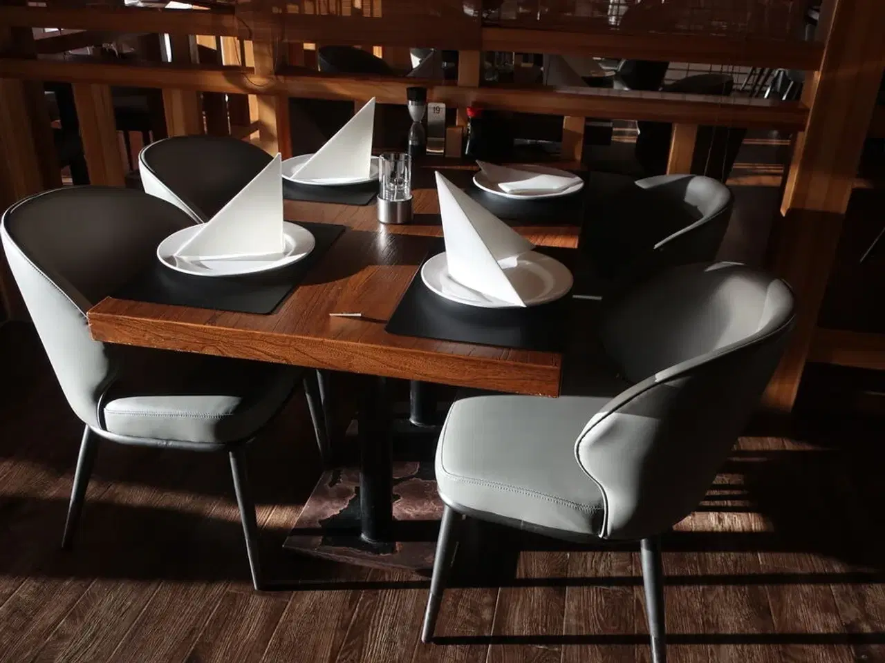 Billede 2 - Bord og 4 nye stole