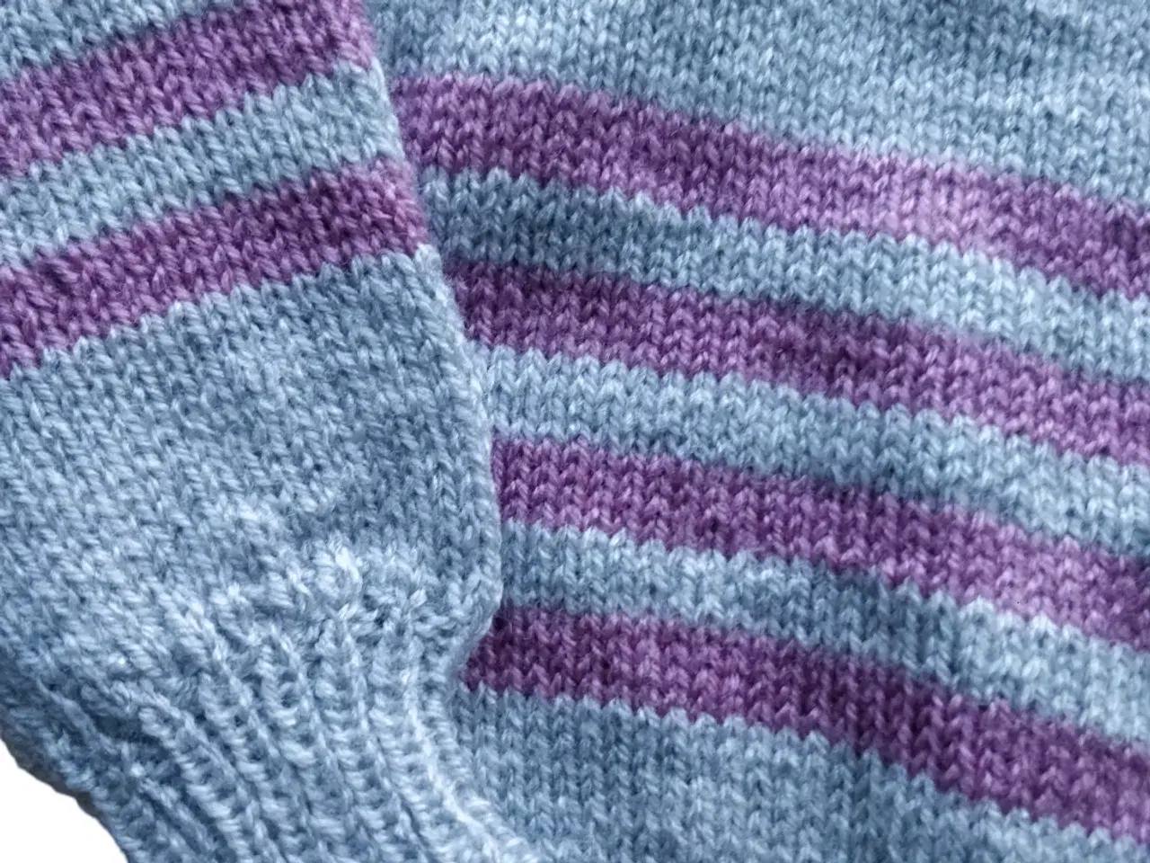 Billede 2 - håndlavede baby sweater, str. 80