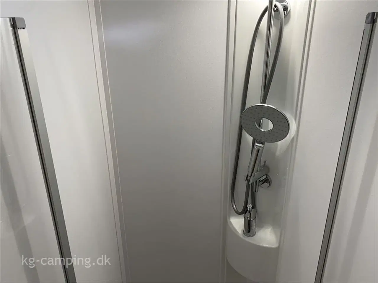 Billede 8 - 2023 - Adria Coral AXESS 650 DL   NY Adria Coral Axess 650 – 2023 | Moderne, Rummelig og Køreklar!
