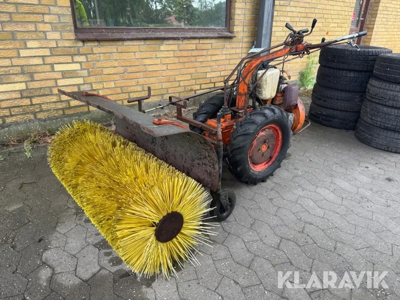Billede 1 - Redskabsbærer med kost