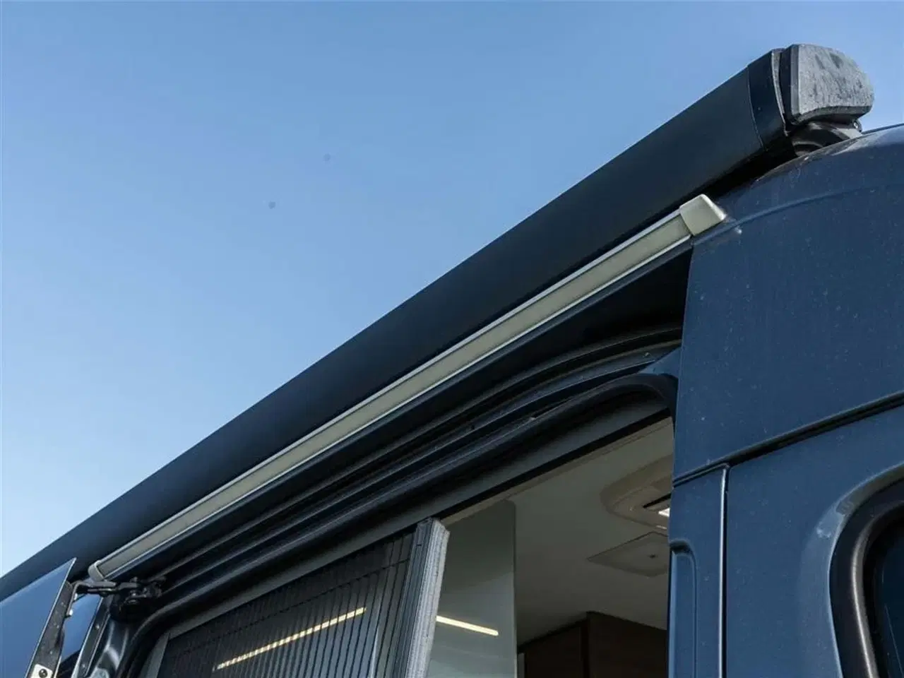 Billede 27 - 2020 - McLouis Menfys Van 04 Prestige Van med langsgående senge og fyldt med udstyr