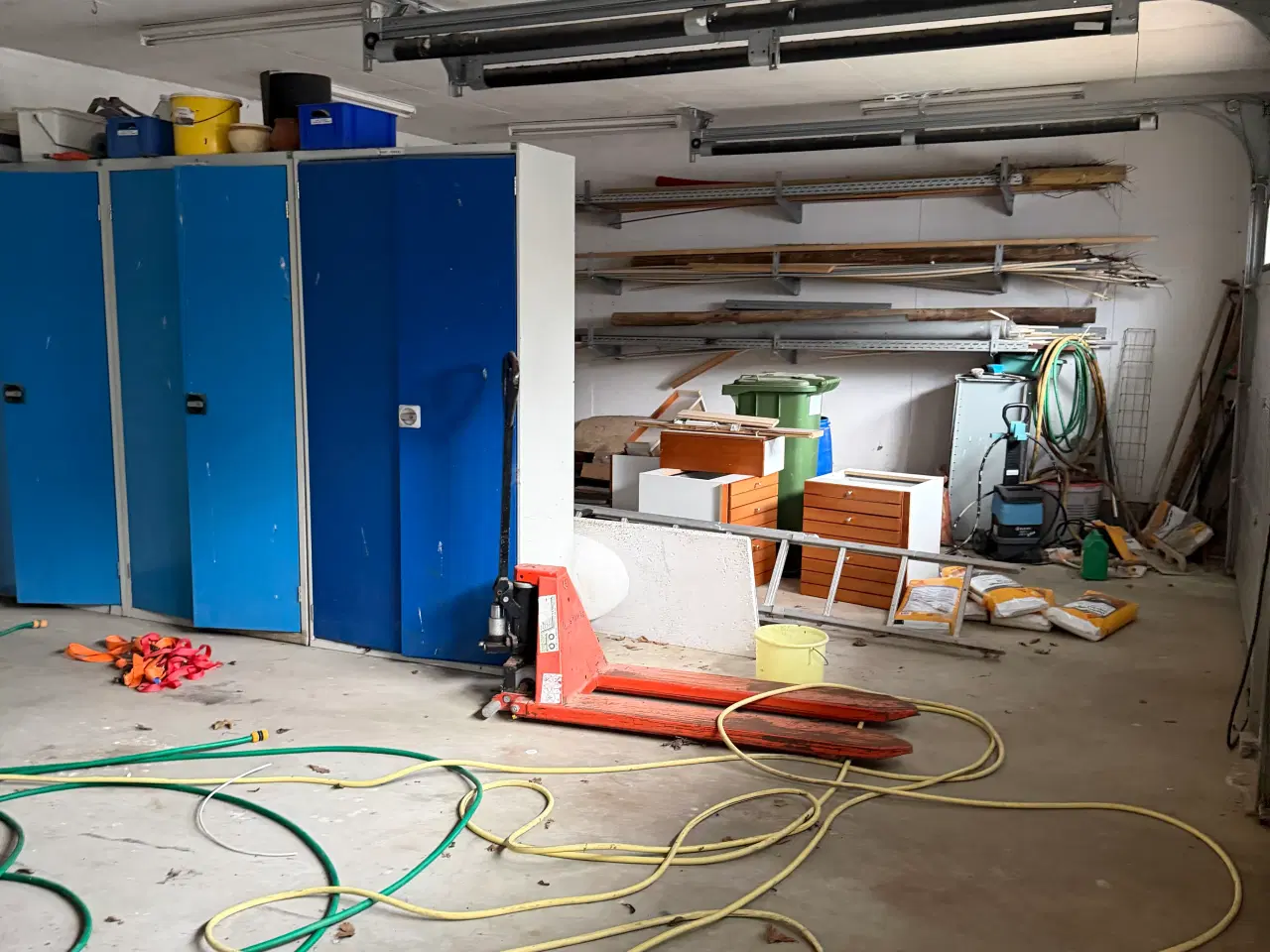 Billede 5 - Hus med stort værksted og garager.