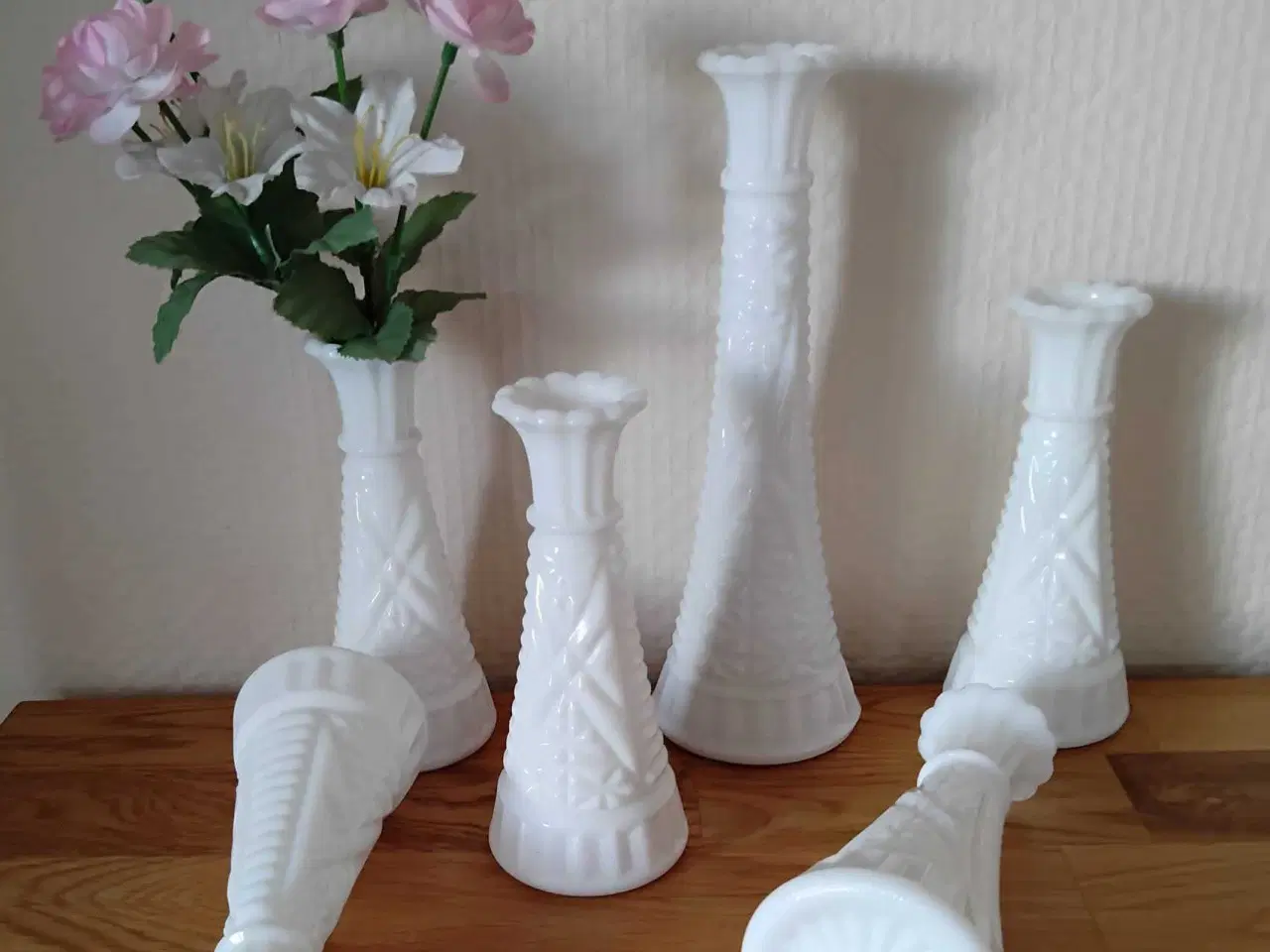 Billede 2 - Vintage blomster vaser i mælkeglas 