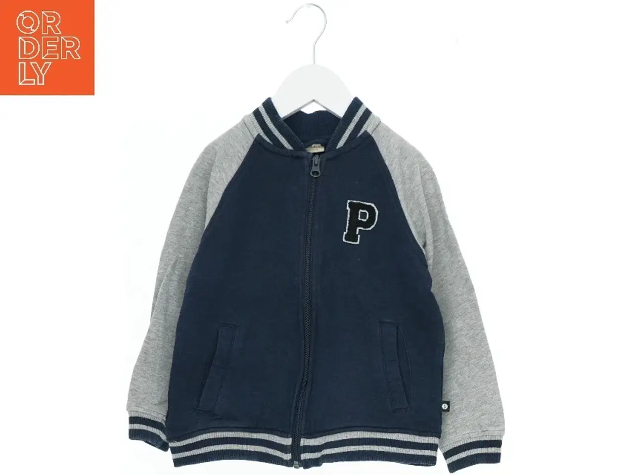 Billede 1 - Børnejakke med grå ærmer og bogstav fra Pomp de Lux (str. 110)