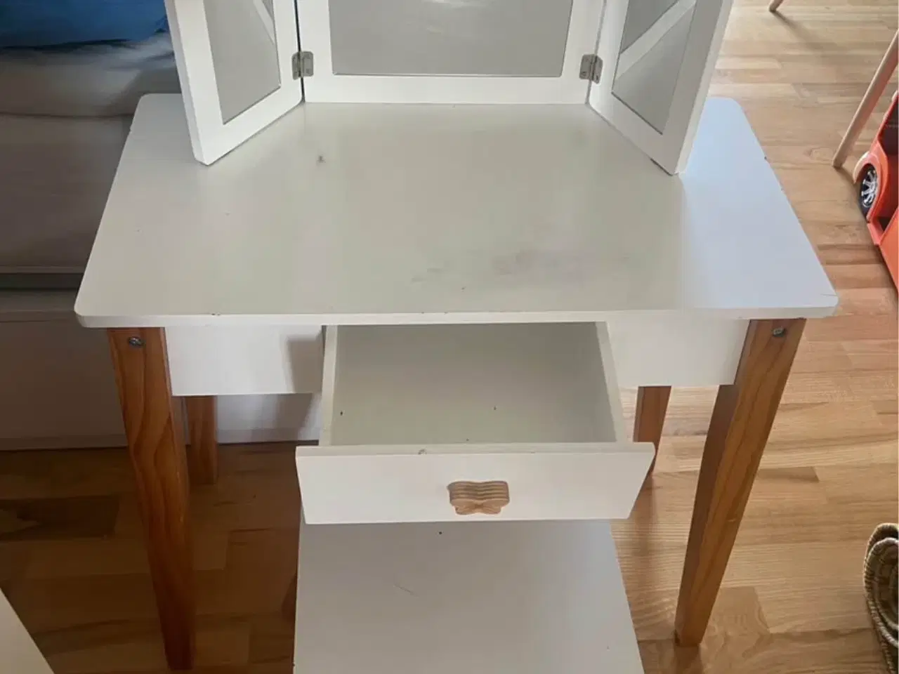 Billede 2 - By Astrup sminkebord til børn
