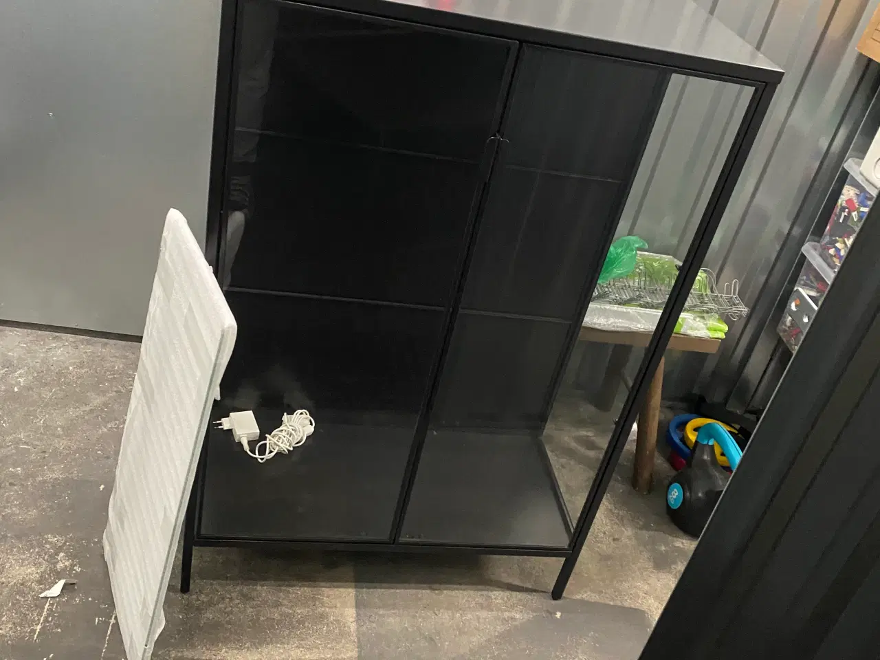 Billede 1 - IKEA skab i sort. Glas hylder og lys.