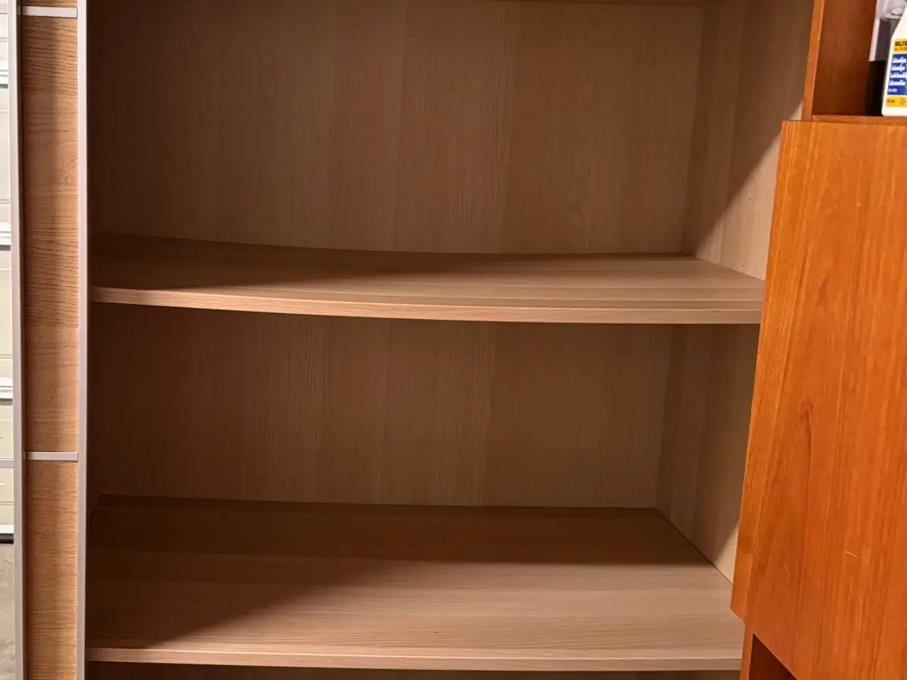 Billede 2 - 2 pæne klædeskabe med skydelåger 