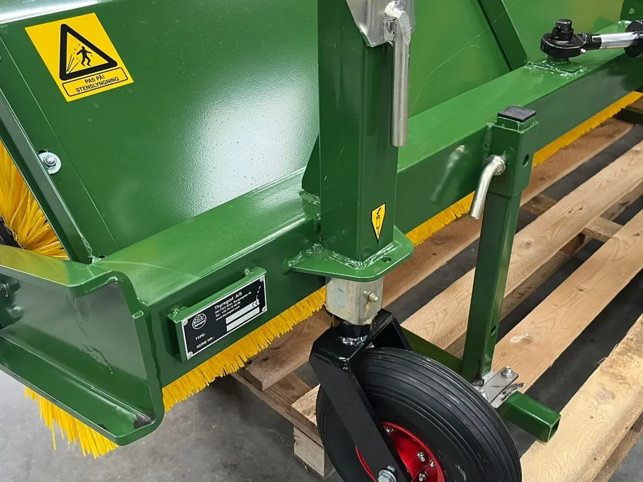 Billede 13 - Thyregod TK 2800 med nylon børster og hydraulisk sving. brede 2800 og feje brede 2500