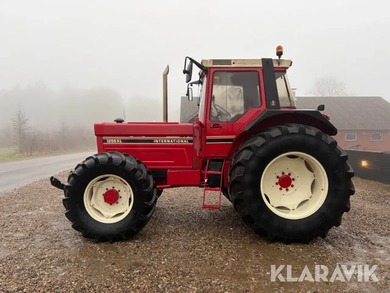 Billede 2 - Traktor IH 1255 XL med frontlift