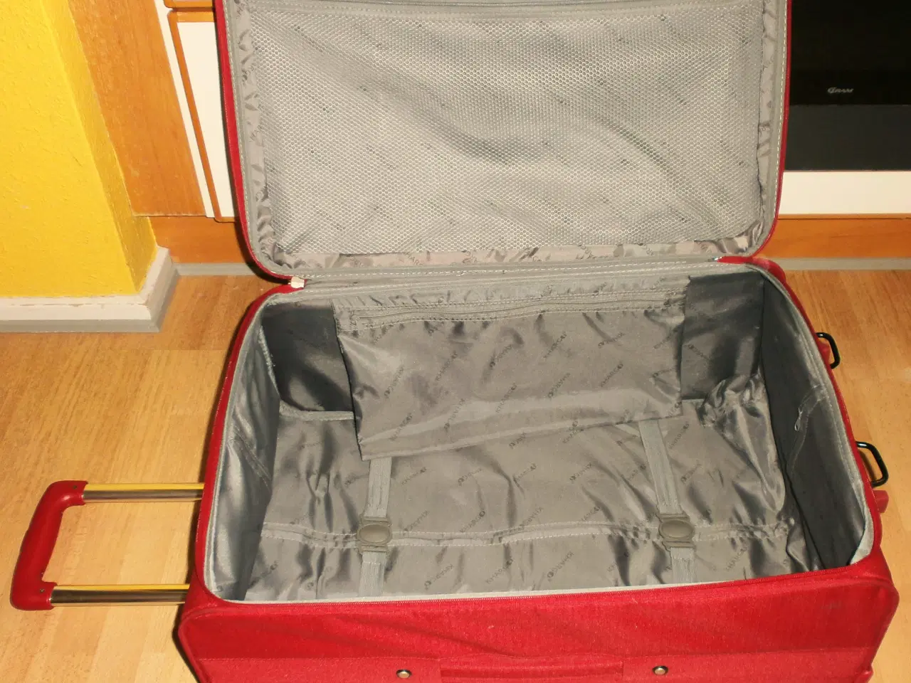 Billede 7 - Ny Rød Kuffert Sælges