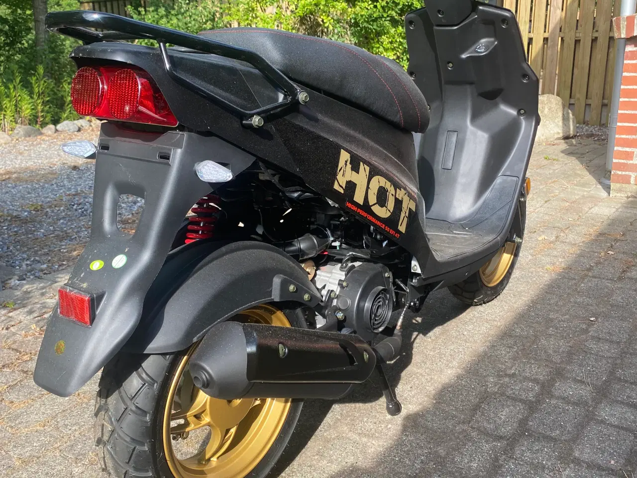 Billede 1 - PGO 50 Matsort/Gold Fejlkøb