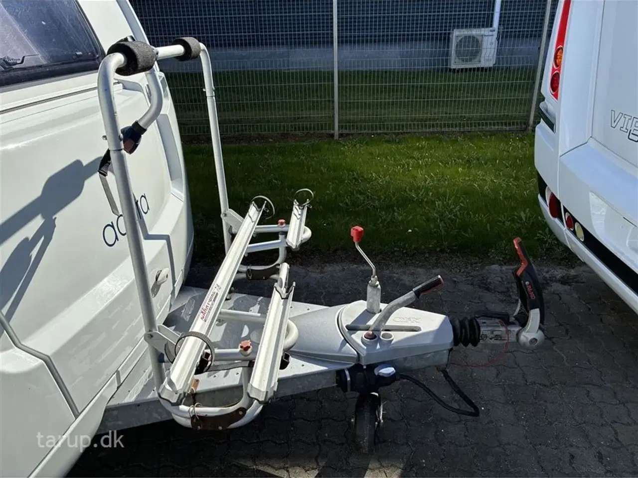 Billede 5 - 2014 - Adria Adora 512 UL   Mover, myggenetsdør, enkeltsenge m/udtræk, rundsidde-gruppe, el-gulv-varme, 90l. køleskab med fryser, stabilisator, glatte glasfibersider