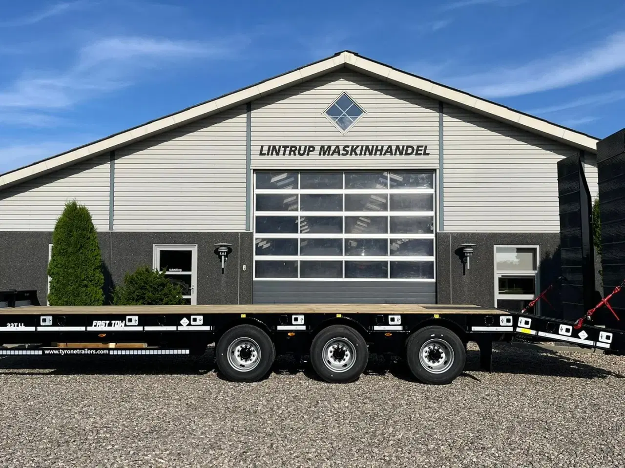 Billede 1 - Tyrone 33TLL LANG MODEL med kombi bremser, både luft og hydrauliske bremser. Affjedret træk og affjedret aksler. Med hydrauliske ramper og værktøjskasse