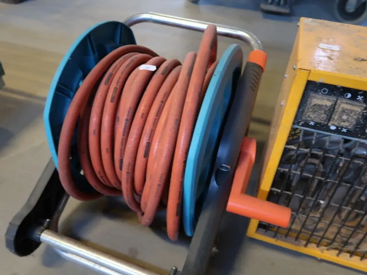 Billede 4 - 2 stk. varmeovne og slangeopruller med vandslange