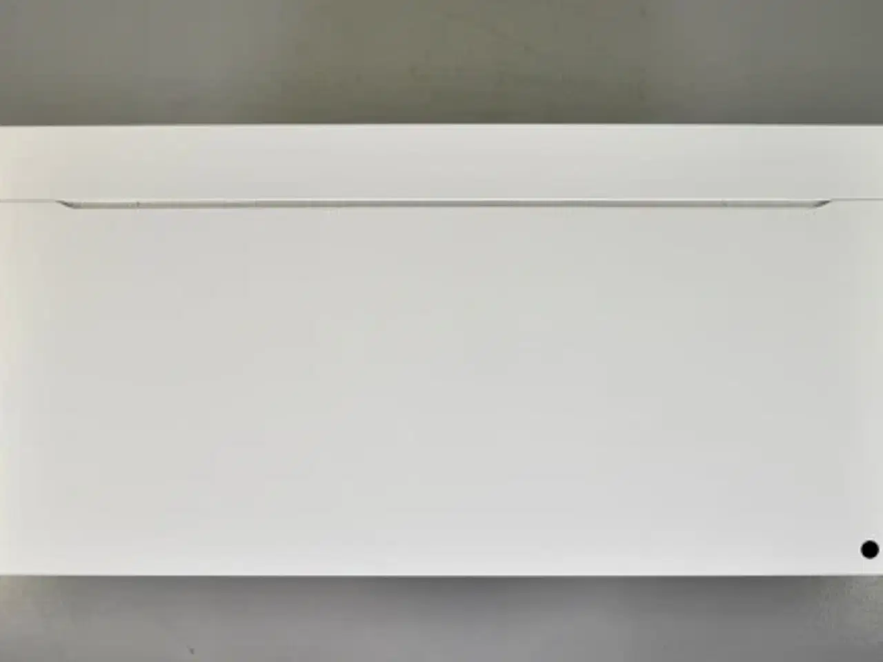 Billede 5 - Hæve-/sænkebord med hvid plade, hvidt stel og penneskuffe, 180 cm.