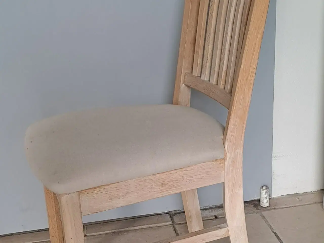 Billede 3 - Massivt egetræs spisebord m/stole fremstår som nyt