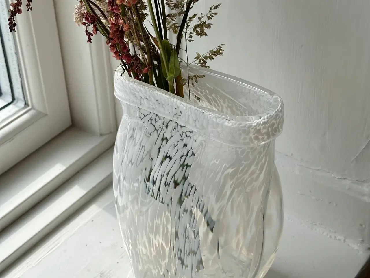 Billede 2 - Flad vase, hvidmeleret glas