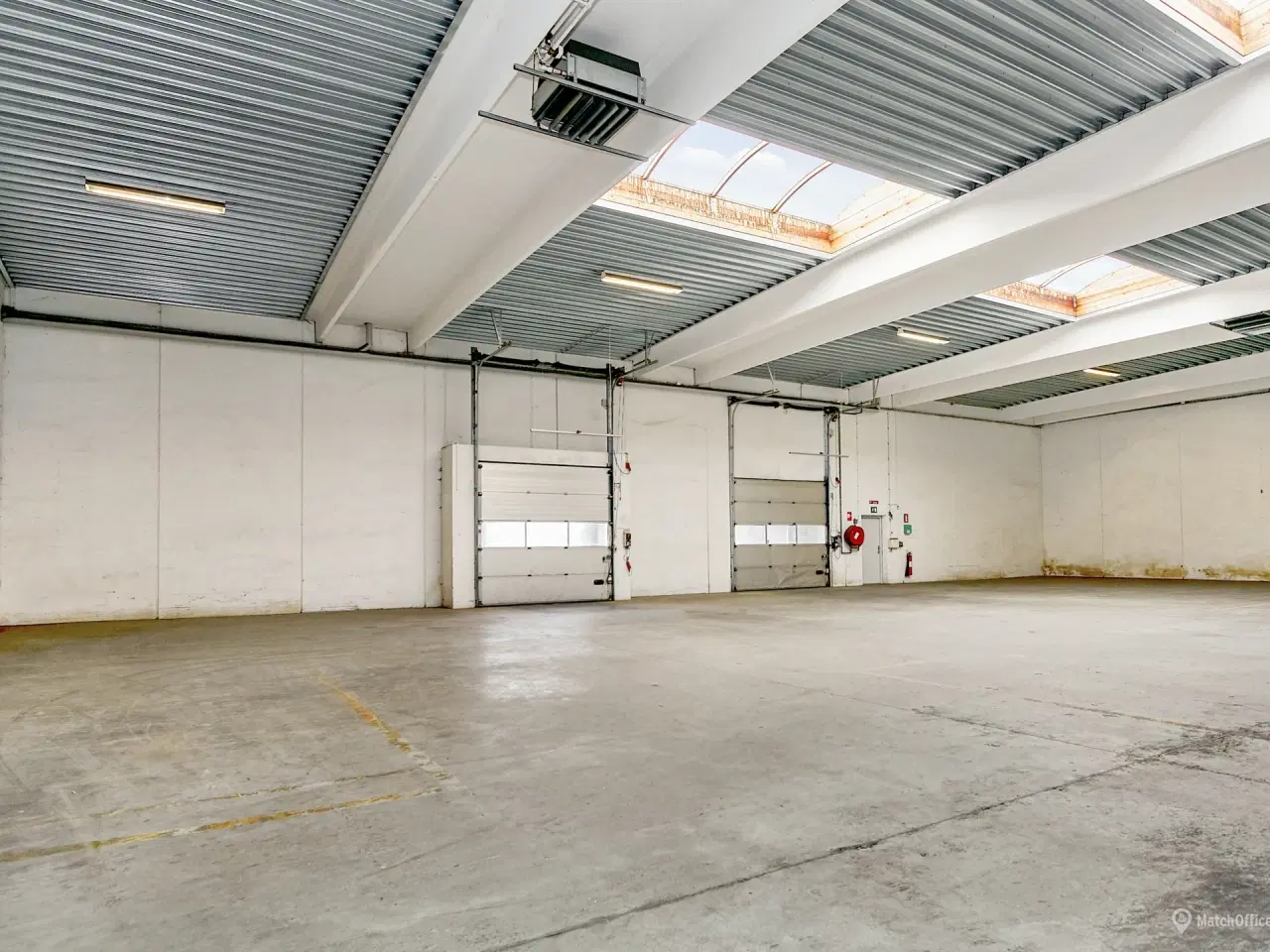 Billede 10 - Højloftet lagerhal med to læsseramper