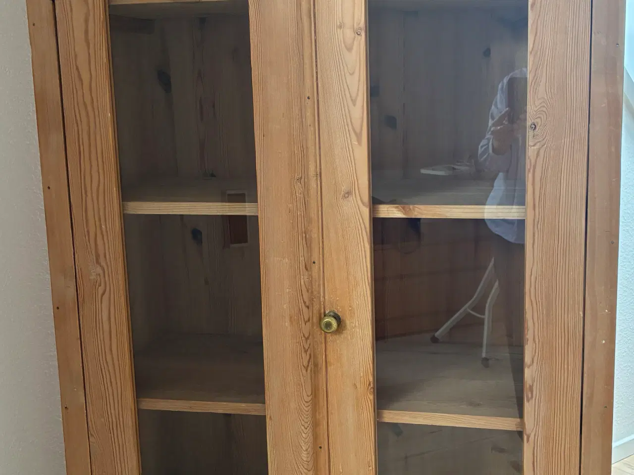 Billede 2 - Vitrineskab i fyr m hylder og glaslåger, meget anv