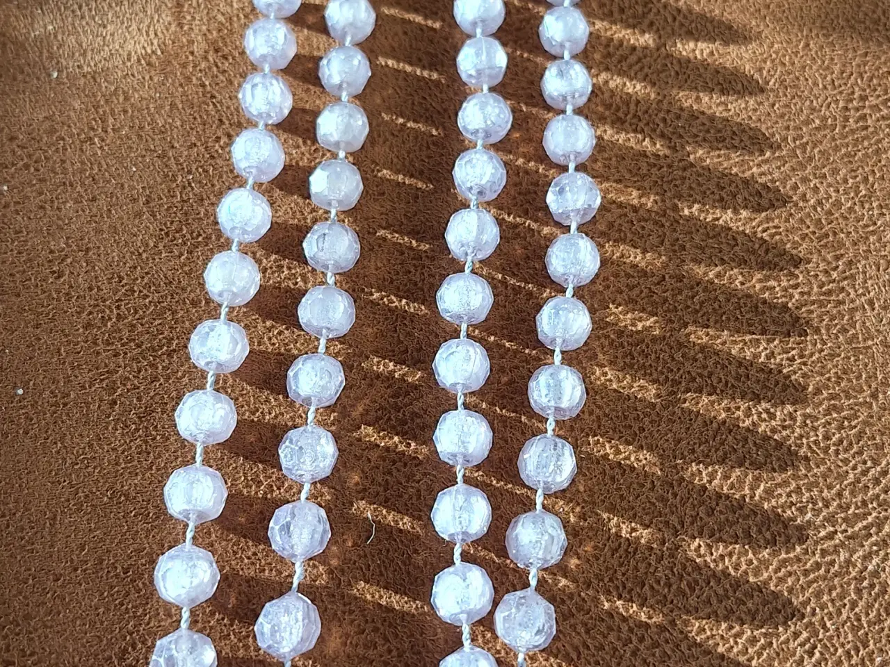 Billede 6 - Lang halskæde af klare perler