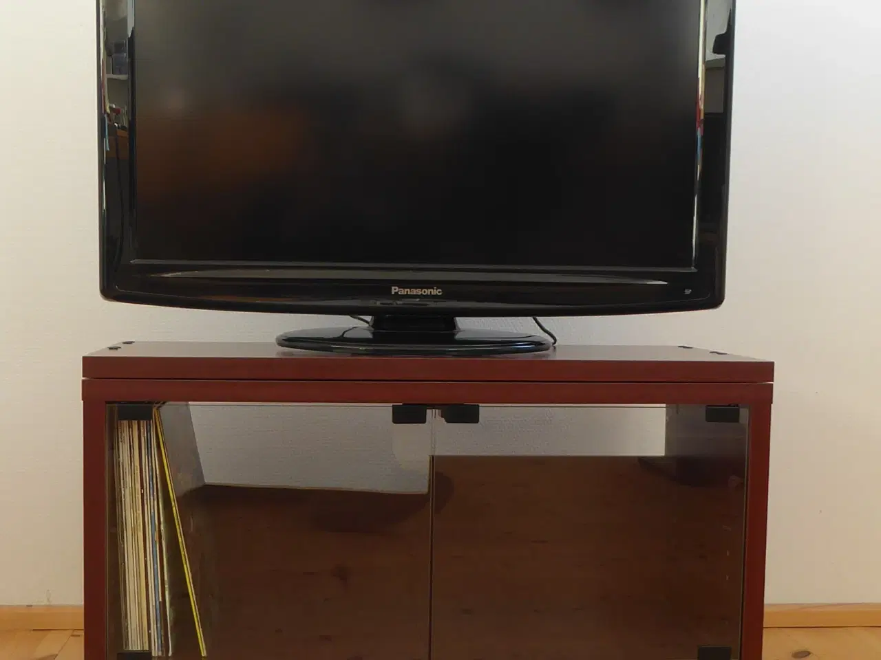 Billede 5 - Bejdset TV-møbel med glaslåger