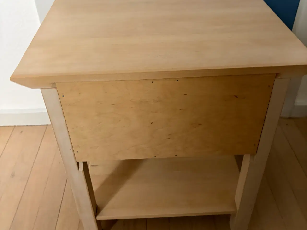 Billede 3 - Lækkert sengebord af træ